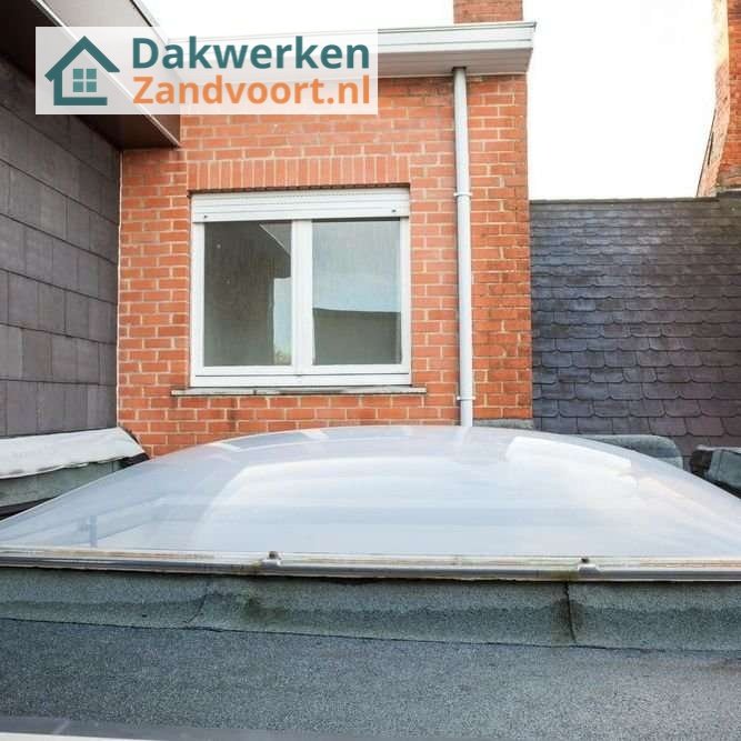 Inspectie van een plat dak in zandvoort met lichtkoepel
